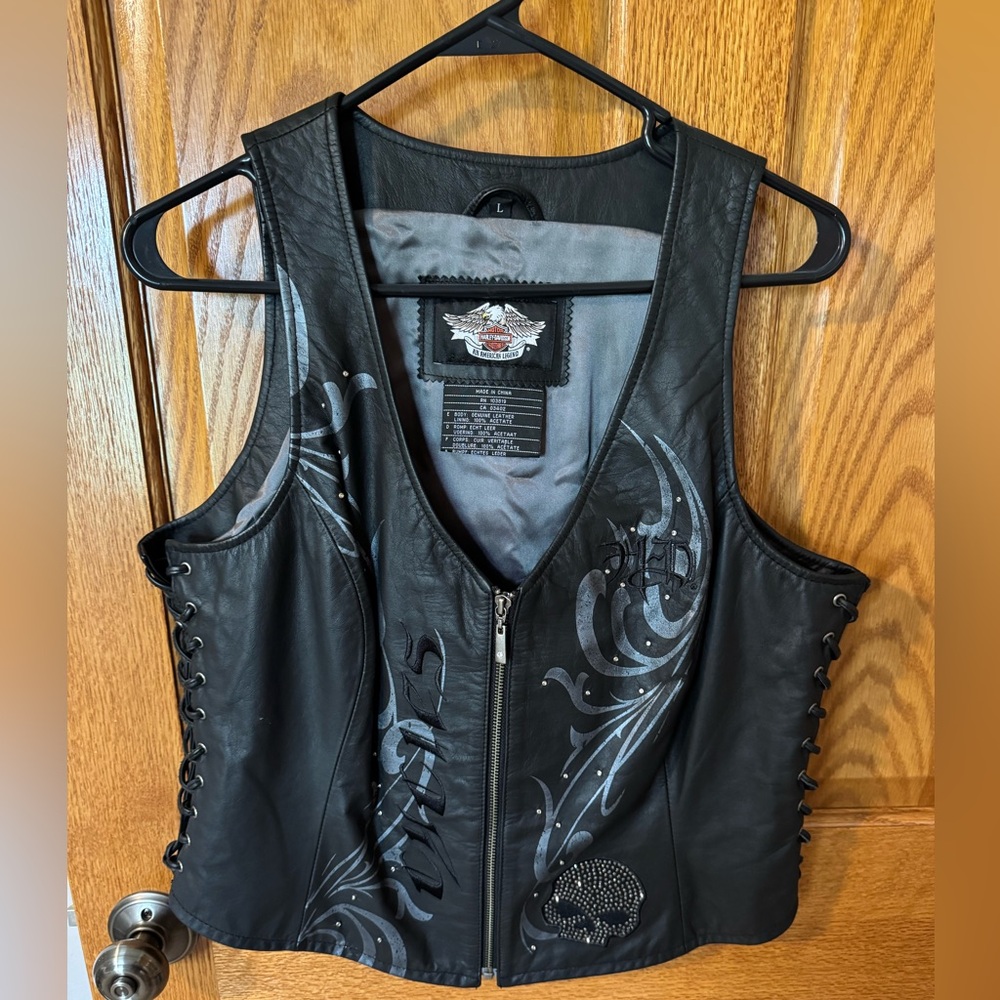 Like New HD Black Leather Vest with Skull Design